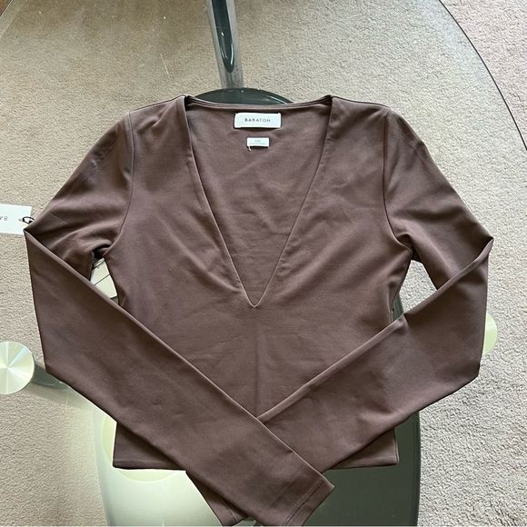Aritzia Contour V-Neck Longsleeve - Picture 3 of 10
